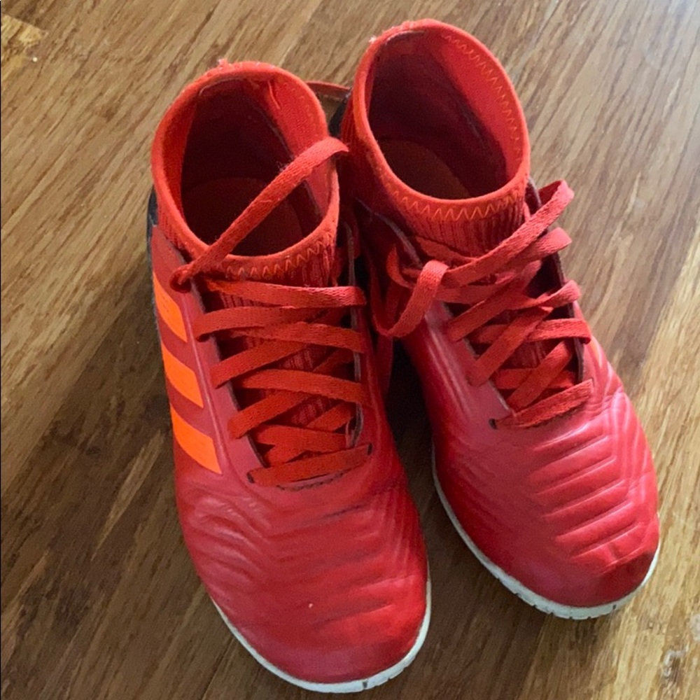 Indoor soccer shoes